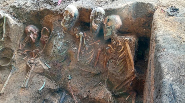 Ngôi mộ tập thể chứa 1.000 bộ xương của nạn nhân bệnh dịch hạch. Ảnh: CNN