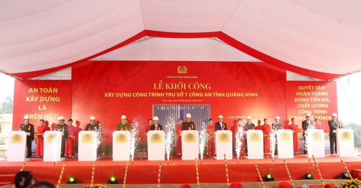 Các đại biểu bấm nút khởi công xây dựng công trình trụ sở 1 công an tỉnh Quảng Ninh