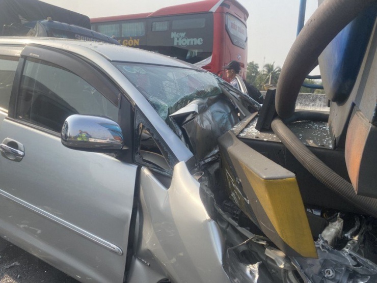Xe ô tô 7 chỗ đã bị hư hỏng nặng, khiến hai người trên xe bị thương sau vụ tai nạn. Ảnh: CTV