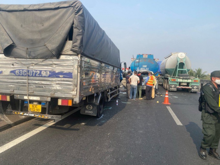 Đội CSGT cao tốc TP.HCM – Trung Lương nhanh chóng có mặt hiện trường điều tiết giao thông. Ảnh: CTV