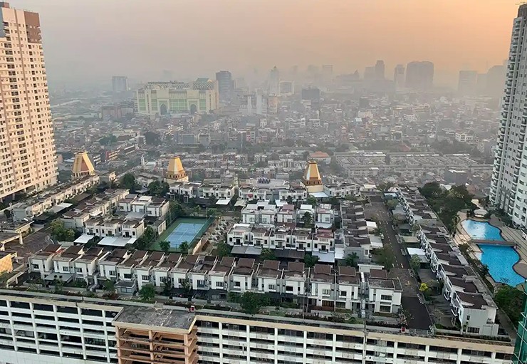 Ngay giữa thủ đô Jakarta (Indonesia) đất chật người đông, có một làng biệt thự vô cùng độc đáo nằm trên tầng thượng của một trung tâm thương mại.
