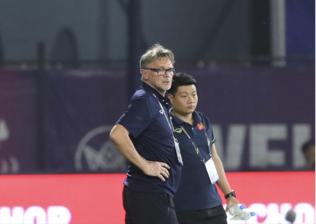 HLV Troussier đang gặp khó khăn trong việc ổn định đội hình và lối chơi của đội tuyển Việt Nam. Ảnh: Hữu Phạm