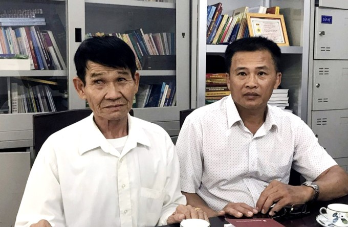 Ông Hoạnh (phải) và ông Trần Bê người cùng bị bắt oan với ông Phái 43 năm trước. Ảnh: Hồng Hà