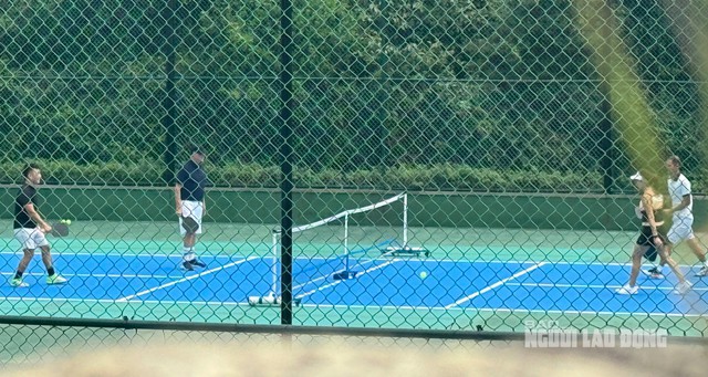 Tỉ phú Bill Gates và bạn gái chơi tennis trong sáng 7-3 tại resort ở quận Sơn Trà, TP Đà Nẵng