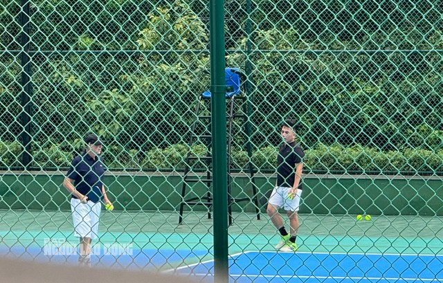 Sân chơi tennis nằm phía ngoài khuôn viên chính của resort và có 2 sân thi đấu