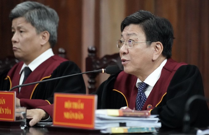 Chủ tọa Nguyễn Lương Toản - Chánh tòa Hình sự TAND TP HCM, xét hỏi các bị cáo. Ảnh: Trung tâm báo chí TP HCM