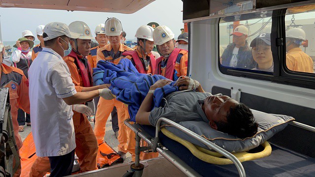 Đến chiều 7-3, ngư dân Nhơn được đưa về đất liền an toàn, tiếp tục điều trị tại TP Đà Nẵng