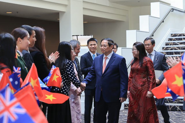 Thủ tướng Phạm Minh Chính cùng Phu nhân và đoàn đại biểu cấp cao Việt Nam thăm cán bộ, nhân viên cơ quan đại diện ngoại giao và đại diện cộng đồng người Việt tại Úc. Ảnh: VGP