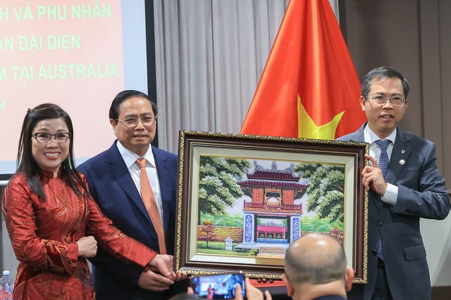 Thủ tướng và Phu nhân tặng quà lưu niệm cho Đại sứ quán Việt Nam và đại diện cộng đồng người Việt Nam tại Úc . Ảnh: VGP