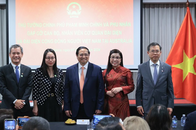 Thủ tướng đề nghị Đại sứ quán Việt Nam tiếp tục quan tâm và làm tốt hơn nữa công tác người Việt Nam ở nước ngoài. Ảnh: VGP