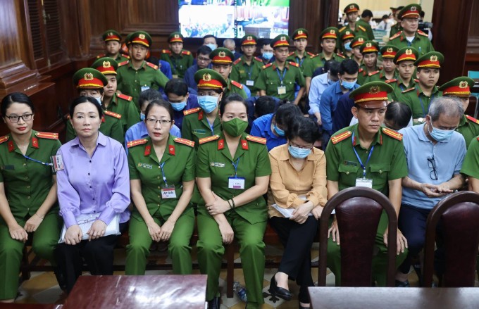 Bà Trương Mỹ Lan (áo tím) và các bị cáo tại tòa, ngày 7/3. Ảnh: Quỳnh Trần