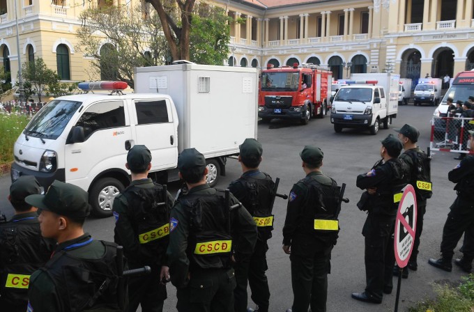 Xe cảnh sát chuẩn bị đưa các bị cáo về nơi giam giữ, sau phiên tòa. Ảnh: Quỳnh Trần