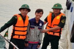 Tin tức trong ngày - TP.HCM: Cứu thanh niên trôi hơn 1km trên sông