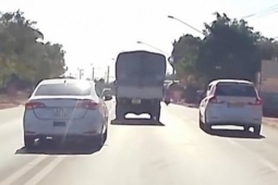 Tin tức trong ngày - Thầy dạy lái xe phóng nhanh, vượt ẩu trên quốc lộ