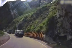 Ô tô - Clip: Kinh hoàng xe tải bị đá rơi trúng bẹp rúm không nhận ra