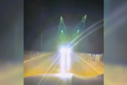 Ô tô - Clip: Tài xế thể hiện "nháy" đèn pha gặp đúng cao thủ