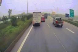 Ô tô - Clip: Ô tô dừng đột ngột trên cao tốc, xe tải bị đâm bay lên dải phân cách