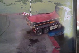 Ô tô - Clip: "Thót tim" xe tải bị chìm nghỉm ngay khi lên được phà