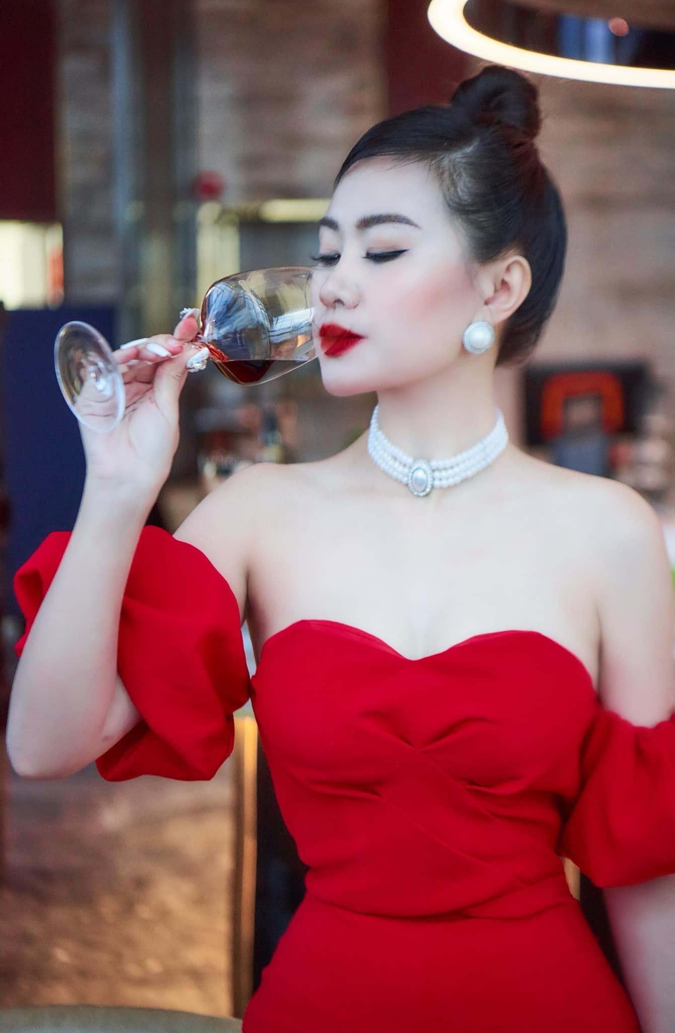 Nữ MC quê Nghệ An có gu mặc tôn đường cong, hot nhất là loạt ảnh diện monokini cut-out - 6