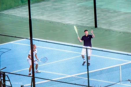 Bill Gates và bạn gái chơi tennis ở Đà Nẵng