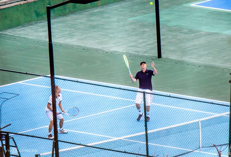 Bill Gates chơi tennis trên bán đảo Sơn Trà, trưa 7/3. Ảnh:&nbsp;Nguyễn Đông