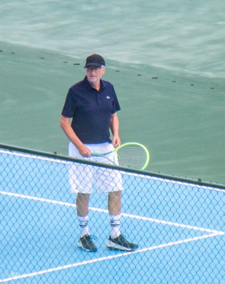 Bill Gates trong trang phục thoải mái khi chơi tennis tại Đà Nẵng. Ảnh:&nbsp;Nguyễn Đông