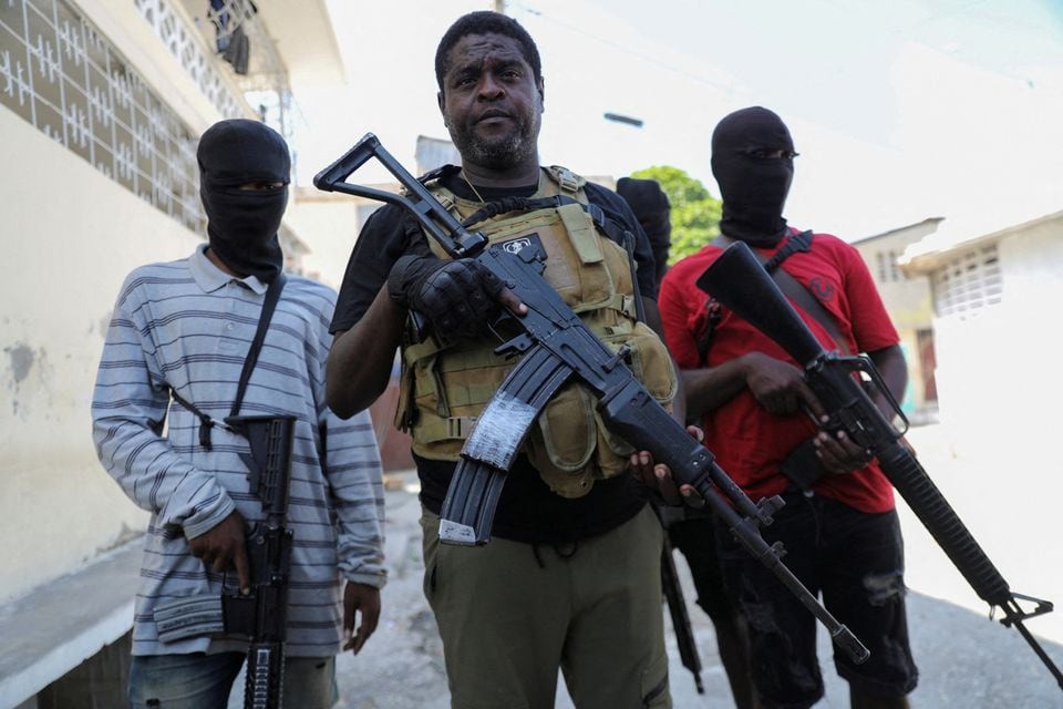 Jimmy Cherizier (giữa), thủ lĩnh liên minh các băng đảng tội phạm ở thủ đô Port-au-Prince. Ảnh: Reuters