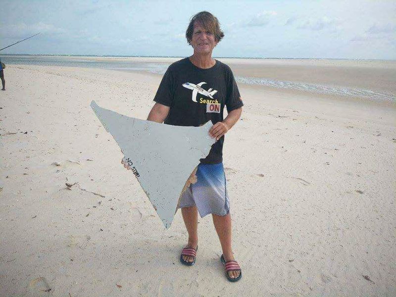 Ông Blaine Gibson, nhà thám hiểm tự xưng, cầm mảnh vỡ "No Step" của máy bay MH370. Ảnh: Gibson