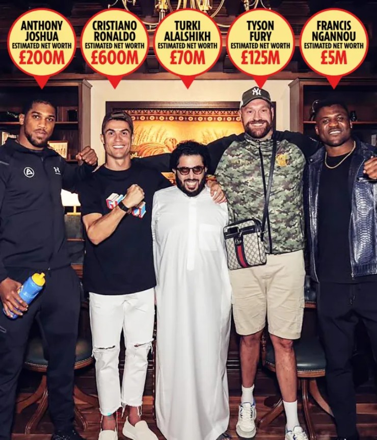 Ronaldo và 4 người đàn ông trong bức ảnh có tổng giá trị 1 tỷ bảng