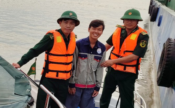 Thuyền viên Lam Em được biên phòng cứu sau khi trôi hơn 1km trên sông