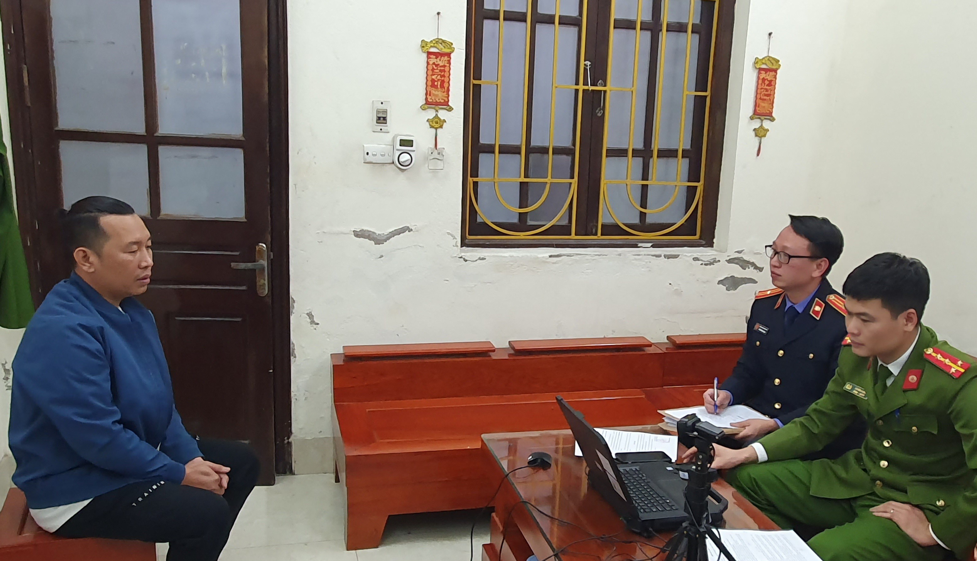 Kiểm sát viên lấy lời khai của Tuấn. Ảnh: Viện Kiểm sát nhân tỉnh Bắc Ninh