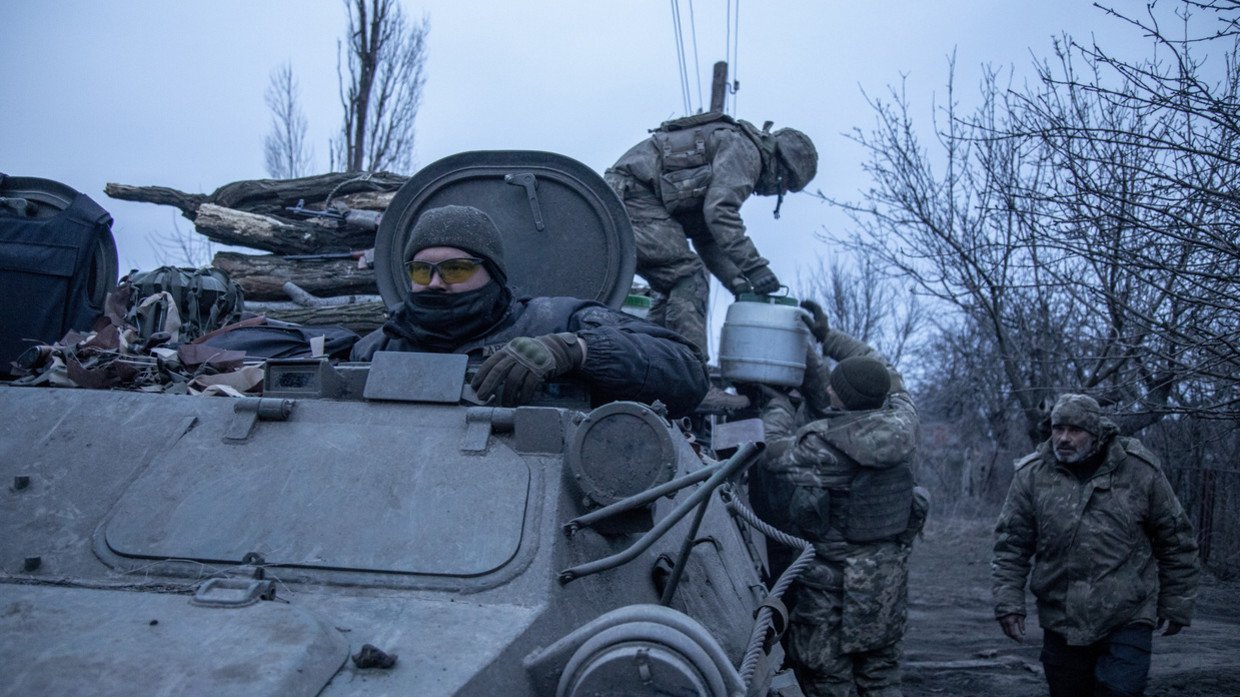 Binh sĩ Ukraine chuẩn bị cho giao tranh gần Avdiivka vào ngày 4/3/2024.