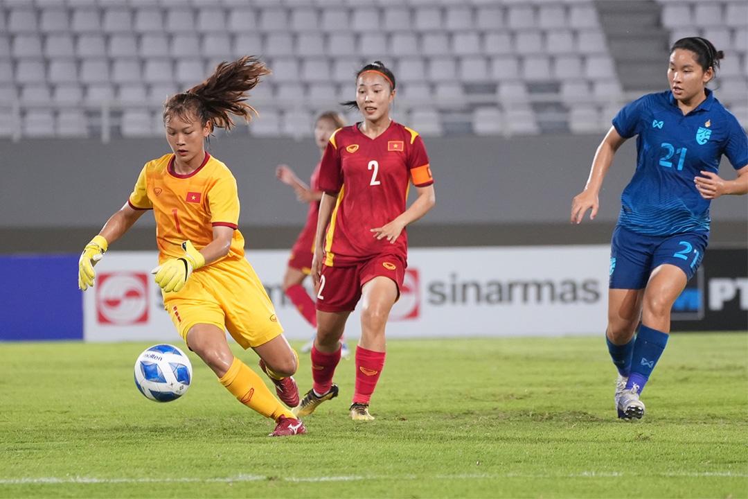 Kiều My (số 1) đạt danh hiệu “thủ môn xuất sắc nhất” giải U19 nữ Đông Nam Á 2023. (Ảnh: VFF)