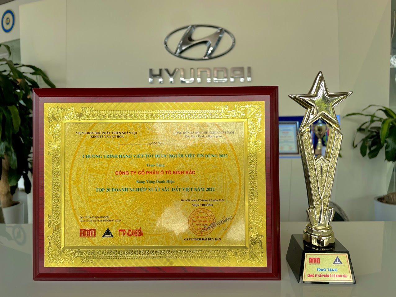 Hyundai Kinh Bắc được trao danh hiệu “Top 20 doanh nghiệp xuất sắc đất Việt năm 2022”