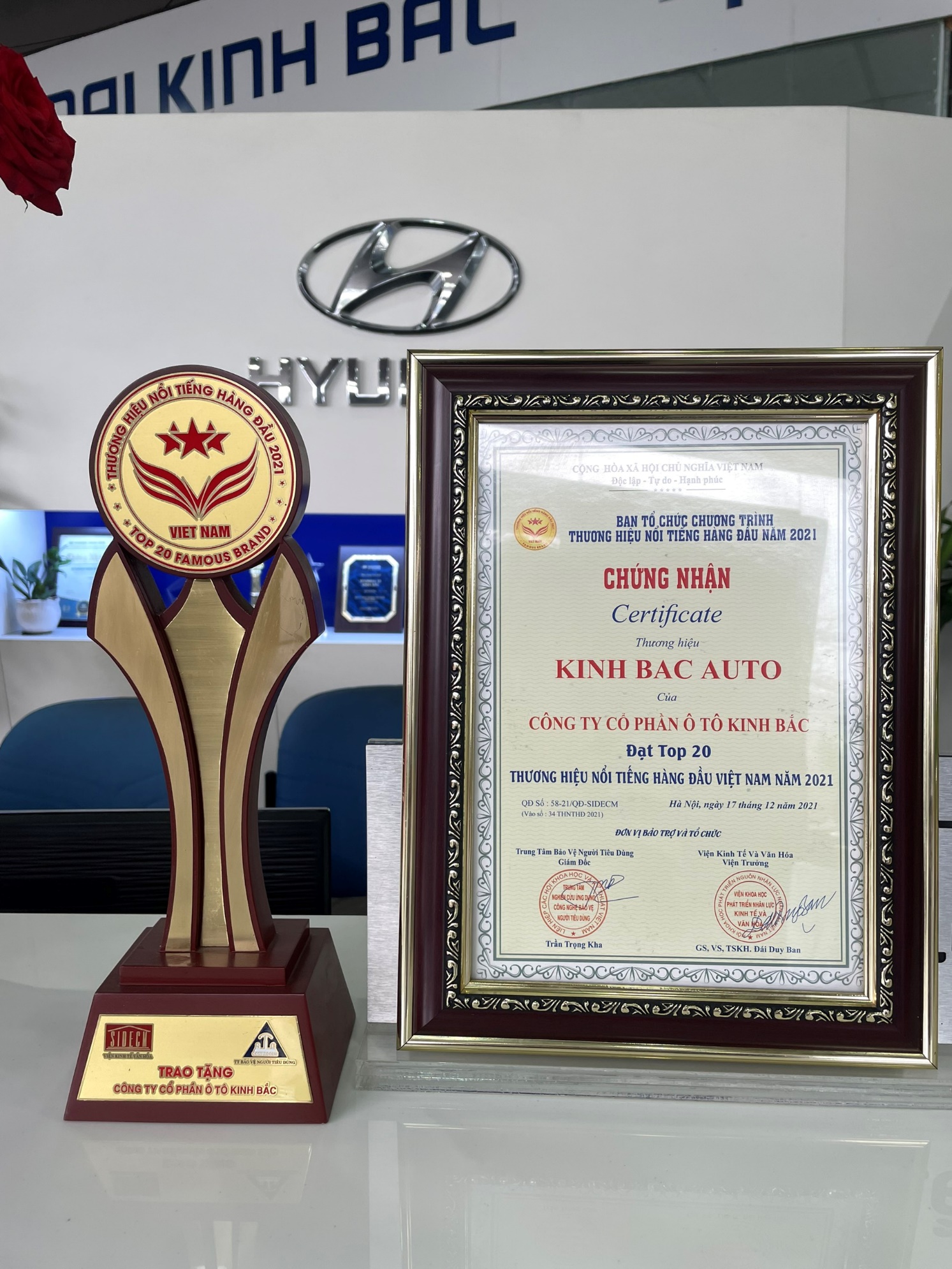 Hyundai Kinh Bắc được trao danh hiệu “Top 20 thương hiệu nổi tiếng hàng đầu Việt Nam năm 2021”