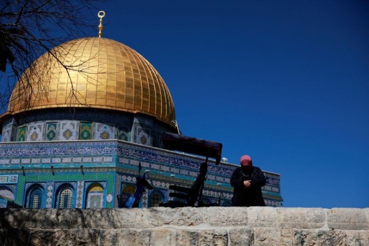 Một phụ nữ Palestine cầu nguyện tại nhà thờ Hồi giáo al-Aqsa (Jerusalem) hôm 5-3 trong bối cảnh xung đột Israel - Hamas vẫn tiếp diễn. Ảnh: REUTERS