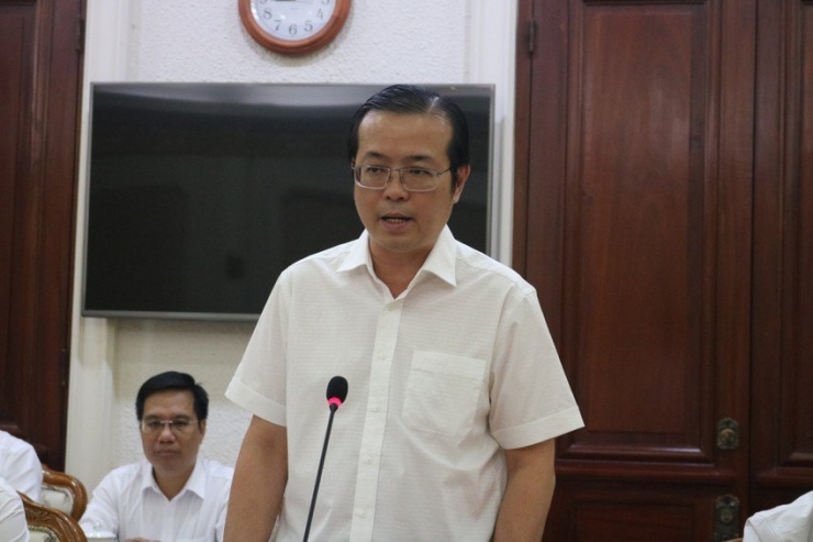 Ông Lê Văn Minh, Bí thư Quận ủy quận 10 nêu bất cập liên quan đến khu đất 419 Lê Hồng Phong. Ảnh: HỒNG THẮM