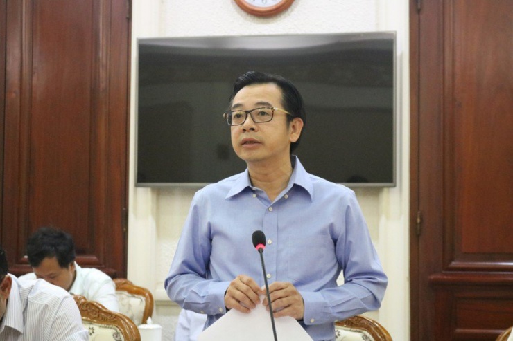 Ông Phạm Minh Mẫn, Chủ tịch UBND quận Tân Phú báo cáo tại buổi làm việc. Ảnh: HỒNG THẮM