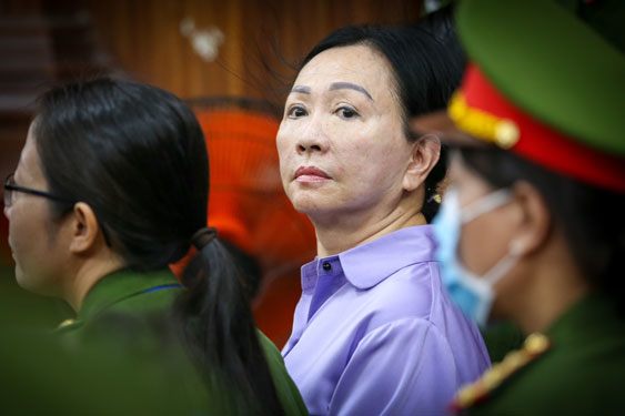 Bị cáo Trương Mỹ Lan cùng chồng đã có đơn về việc khắc phục hậu quả vụ án Ảnh: HOÀNG TRIỀU