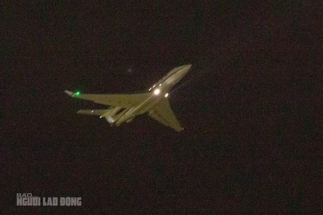 Chuyên cơ Gulfstream G650ER chở tỉ phú Bill Gates rời sân bay Đà Nẵng lúc 21 giờ 22 ngày 7-3