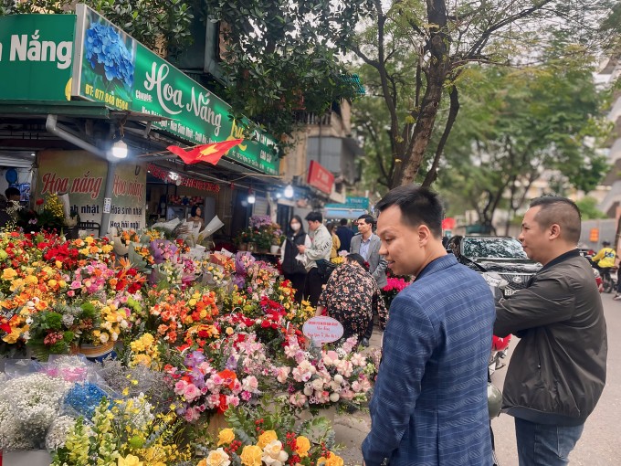Những cửa hàng hoa tươi xung quanh chợ Nghĩa Tân, quận Cầu Giấy, Hà Nội sôi động trước ngày 8/3. Ảnh: Phan Dương