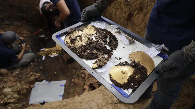 Một số hiện vật bằng vàng được khai quật từ lăng mộ ở Panama - Ảnh: BỘ VĂN HÓA PANAMA