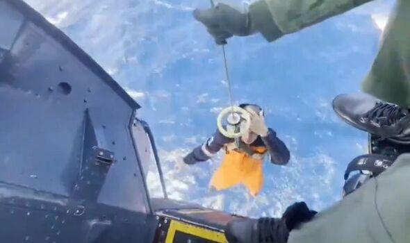 Hải quân Ấn Độ giải cứu thủy thủ đoàn True Confidence sau khi con tàu này bị Houthi tấn công hôm 6-3. Ảnh: Hải quân Ấn Độ