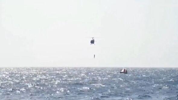 Những người sống sót được đưa đến Djibouti, một quốc gia ở châu Phi. Ảnh: Hải quân Ấn Độ