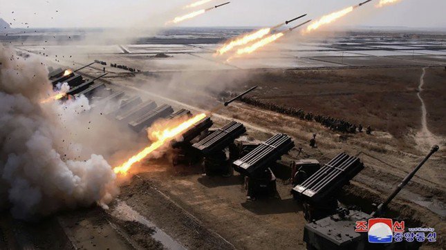 Dàn pháo tầm xa của Triều Tiên trong cuộc tập trận ngày 7/3. (Ảnh: KCNA)