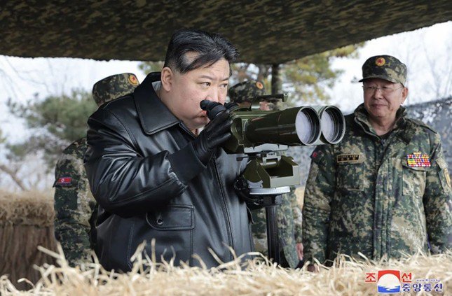 Chủ tịch Triều Tiên Kim Jong Un thị sát cả cuộc tập trận. (Ảnh: KCNA)