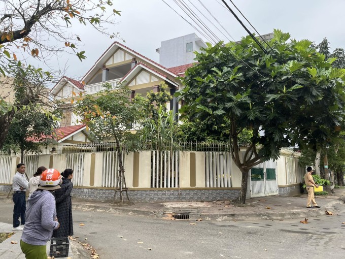 Căn biệt thự của gia đình ông Cao Khoa tại trung tâm thành phố Quảng Ngãi, bị phong tỏa trong chiều 8/3. Ảnh: Phạm Linh