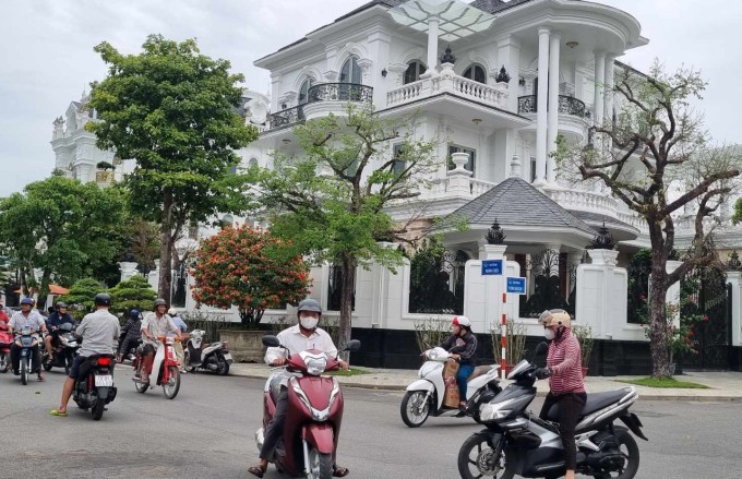 Người dân hiếu kỳ khi rất đông cảnh sát đến biệt thự của ông Đặng Văn Minh. Ảnh: Phạm Linh