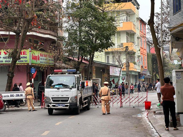 CSGT chặn ngã tư đầu phố Chiến, đường vào nhà riêng của một lãnh đạo Tỉnh ủy Vĩnh Phúc