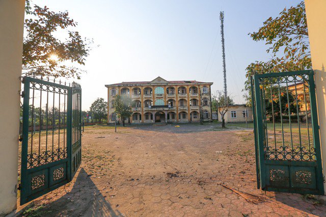 Tương tự, trụ sở UBND xã Cẩm Huy (sáp nhập với thị trấn Cẩm Xuyên, huyện Cẩm Xuyên, tỉnh Hà Tĩnh) được xây dựng khang trang, kiên cố song cũng bị bỏ hoang nhiều năm nay sau khi sáp nhập.